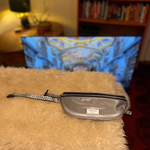 Fanny Pack Versace Adjustable Strap Good used condition!! - Picture 16 of 16